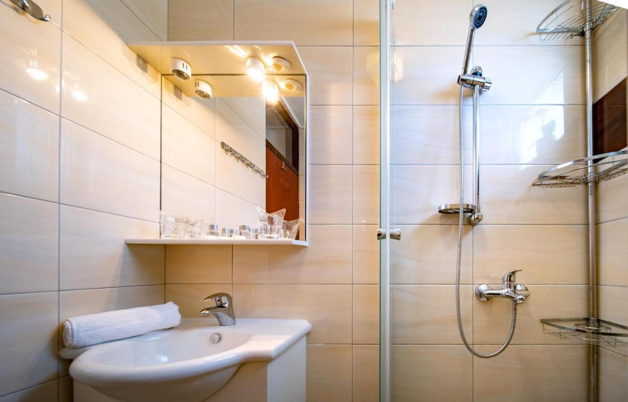 Apartments Lazaric โลปาร์ ภายนอก รูปภาพ