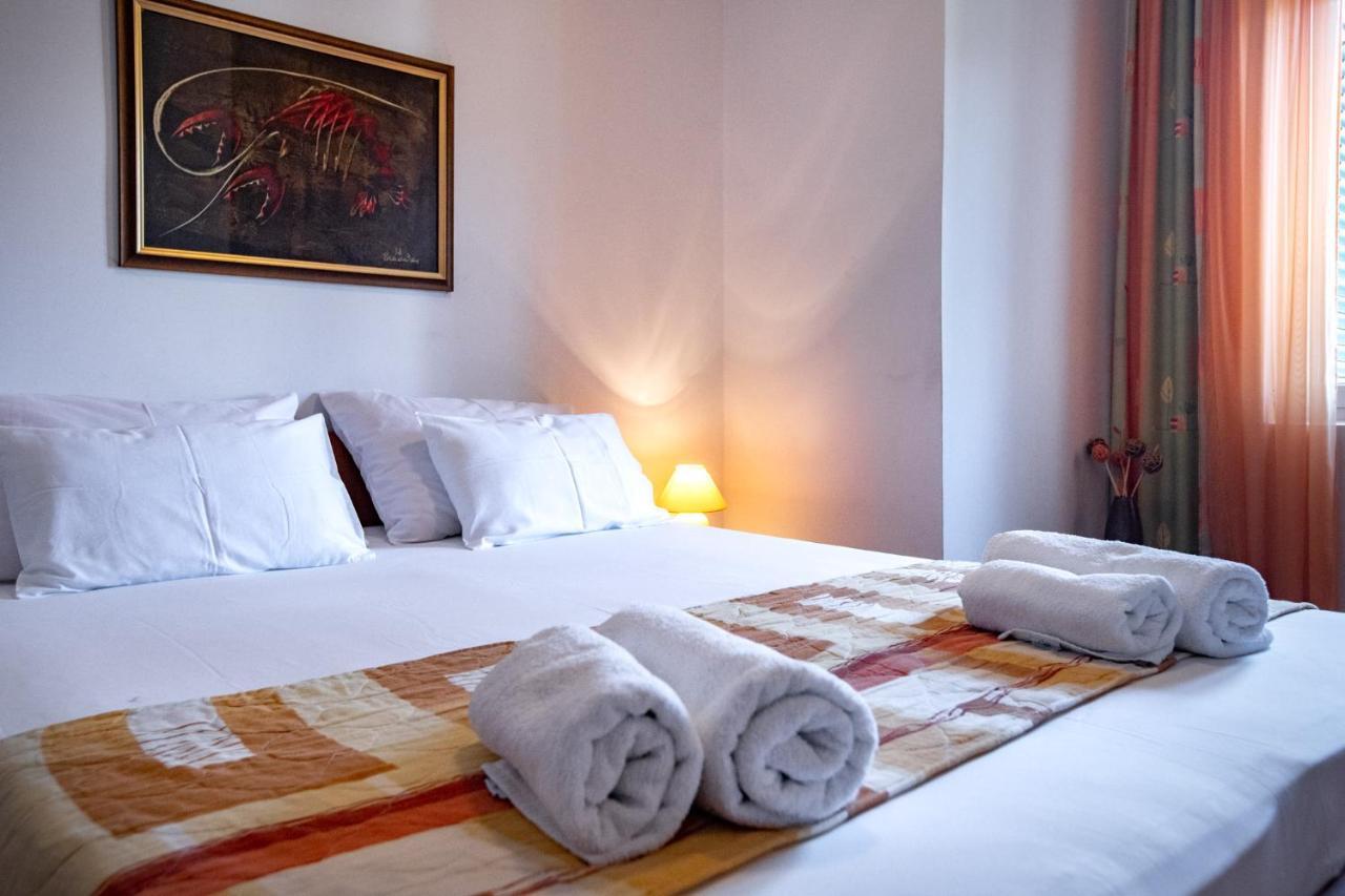 Apartments Lazaric โลปาร์ ภายนอก รูปภาพ